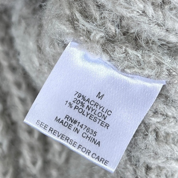 Romeo & Juliet Couture Chunky Knit Cropped Sweater Size Medium Long Sleeves - Picture 7 of 9